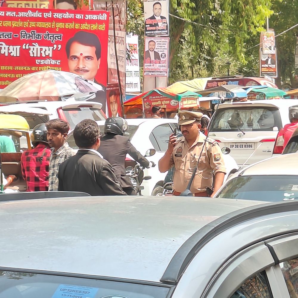 लखनऊ आम आदमी छात्रों विंग का विरोध प्रदर्शन:गैस कि किल्लत पर जमकर हंगामा, पुलिस और प्रदर्शनकारियों के बीच नोंकझोंक