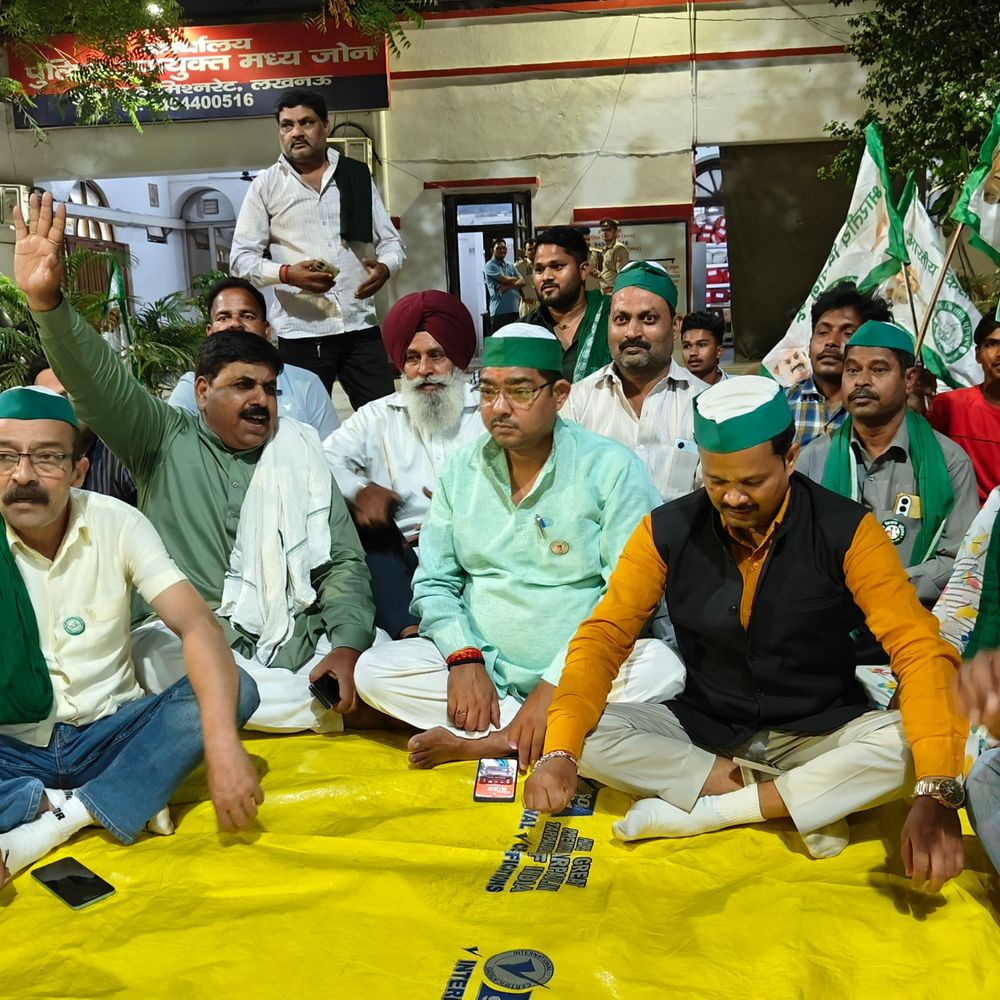 लखनऊ में किसान पल्ली बिछाकर हजरतगंज कोतवाली में बैठे:उड़ीसा में राकेश टिकट कि गिरफ्तारी के खिलाफ जोरदार प्रदर्शन, तत्काल रिहा करने की मांग