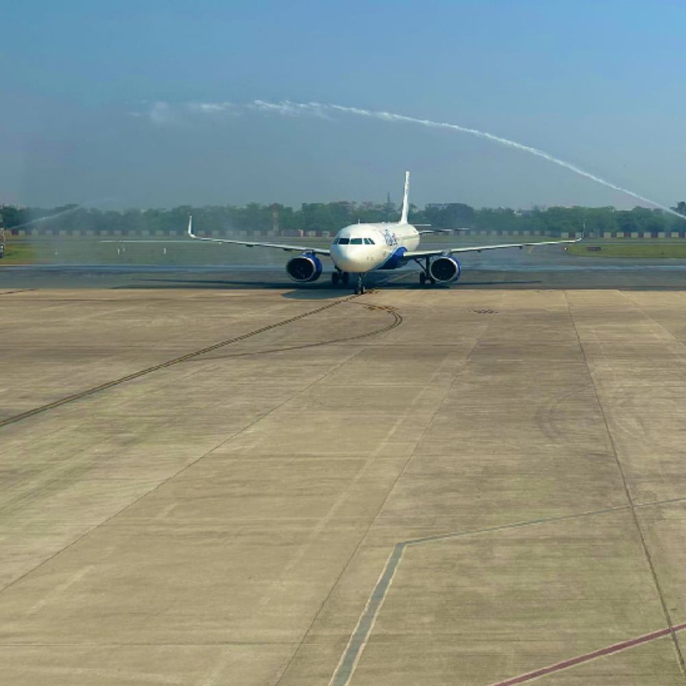 पटना एयरपोर्ट पर दिया गया वाटर सैल्यूट:पटना से पहली बार नवी मुंबई के लिए सीधी विमान सेवा शुरू