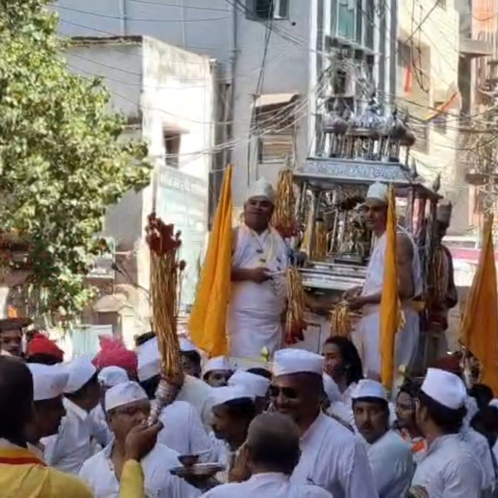 महावीर जयंती पर निकाली शोभायात्रा, महिलाओं ने डांडिया खेला:  शोभायात्रा में झांकियां रही आकर्षण का केंद्र, मोराजी में हुई अभिषेक और शांतिधारा – Sagar News