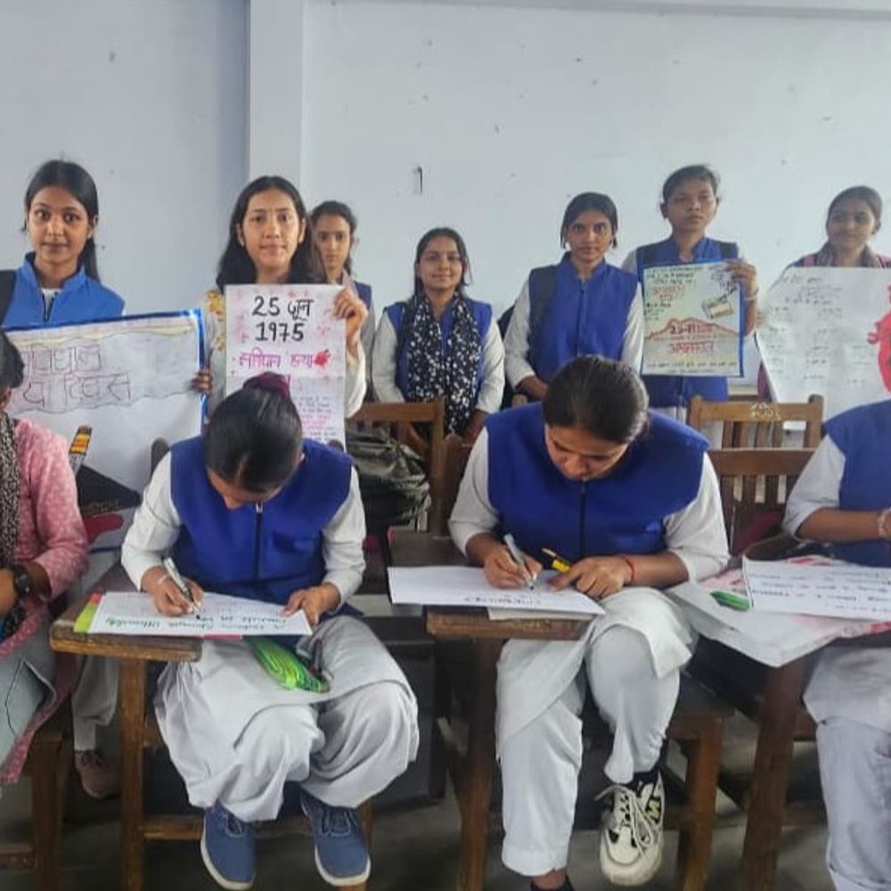 आपातकाल की 50वीं वर्षगांठ पर छात्राओं ने लिखे जागरूकता स्लोगन:कनोहर लाल स्नातकोत्तर महिला महाविद्यालय में अंग्रेजी विभाग की पहल