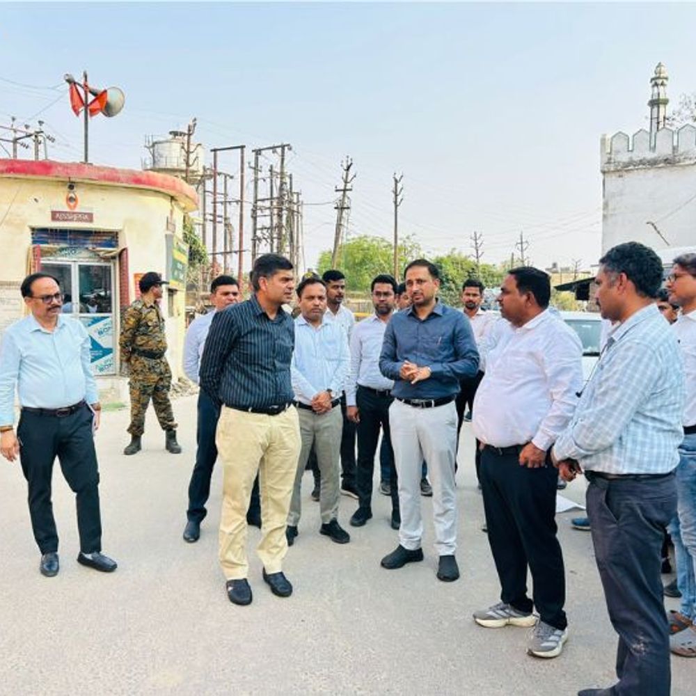 मजदूरों की संख्या बढ़ाएं, रात में भी कराएं काम:कमिश्नर ने सीएम ग्रिड के कार्यों का निरीक्षण किया