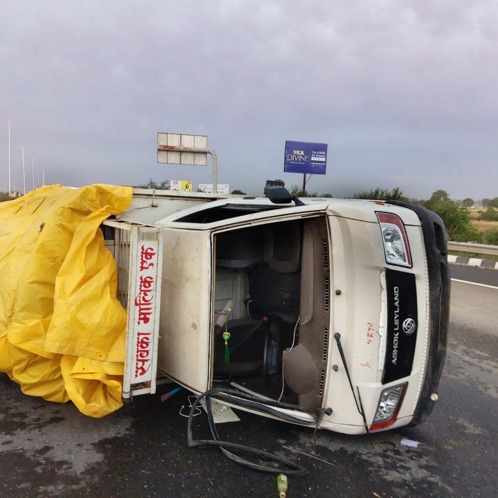 गाजियाबाद के दिल्ली-मेरठ एक्सप्रेसवे पर मिनी ट्रक पलटा:टायर फटने से हुआ हादसा, सड़क पर लगा जाम, पुलिस ने आवागमन शुरू कराया