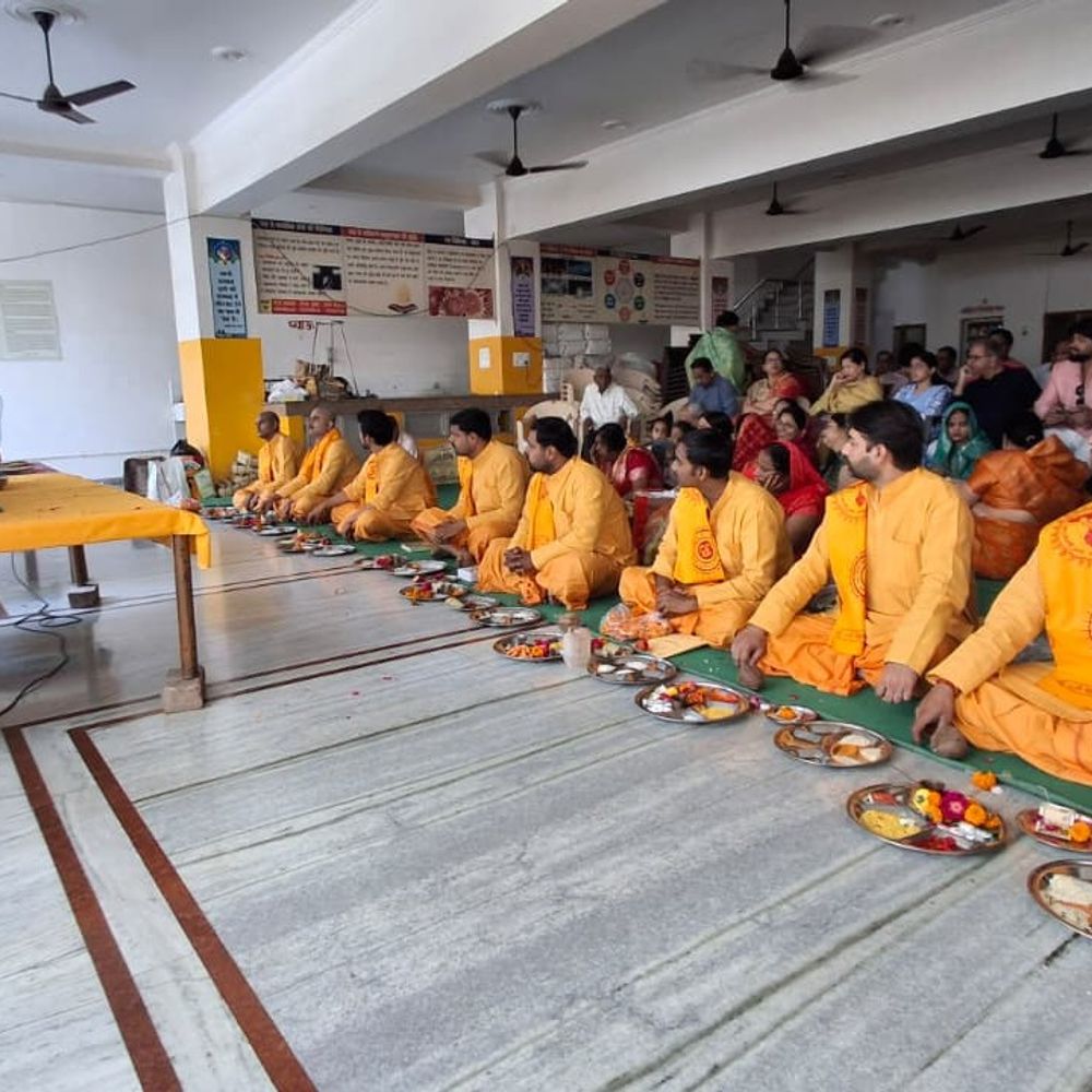 गायत्री शक्तिपीठ में 9 बटुकों का यज्ञोपवीत संस्कार:लखनऊ के गोमती नगर में 2 श्रद्धालुओं ने ली दीक्षा