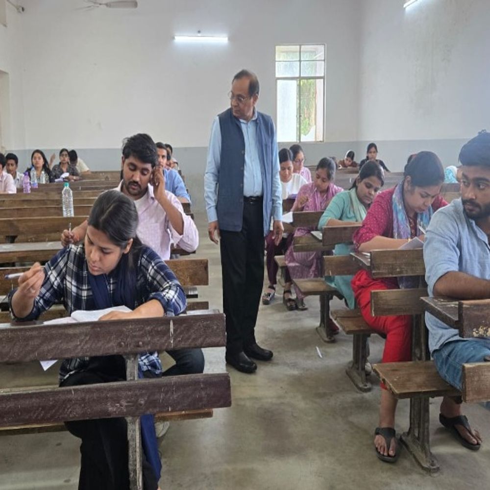 लखनऊ विश्वविद्यालय में 1492 ने दी पीएचडी प्रवेश परीक्षा:2 पाली में 22 विषयों की हुई परीक्षा, कुलपति ने एग्जामिनेशन हॉल का लिया जायजा