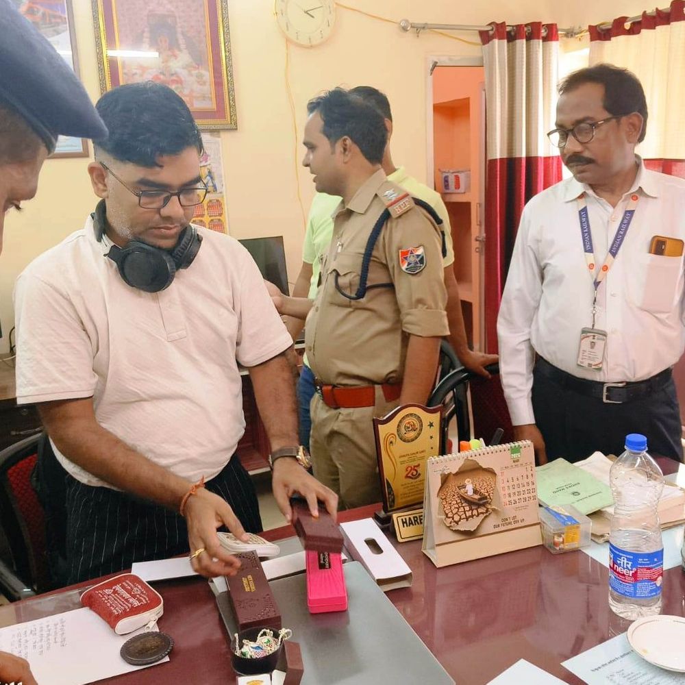 लखनऊ मंडल में टीटीई ने लौटाया यात्री का कीमती सामान:टीटीई की सजगता से लैपटॉप, गहने और नकदी यात्री को वापस