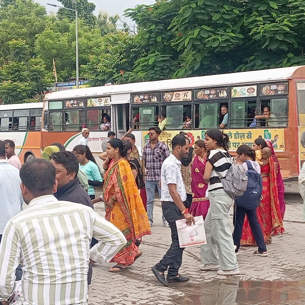 मई से 12 हजार गांवों को मिलेगी बस सेवा:पूरे प्रदेश से आए 1000 से ज्यादा आवेदन, लखनऊ क्षेत्र में मिले 42 आवेदन