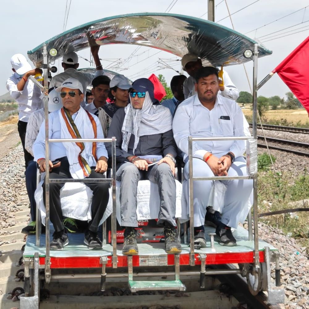 झांसी में नए ट्रैक पर स्पीड ट्रायल:पुरातत्व विभाग की मौजूदगी में हुआ ट्रायल, जैन मंदिरों के चलते नहीं मिली थी अनुमति