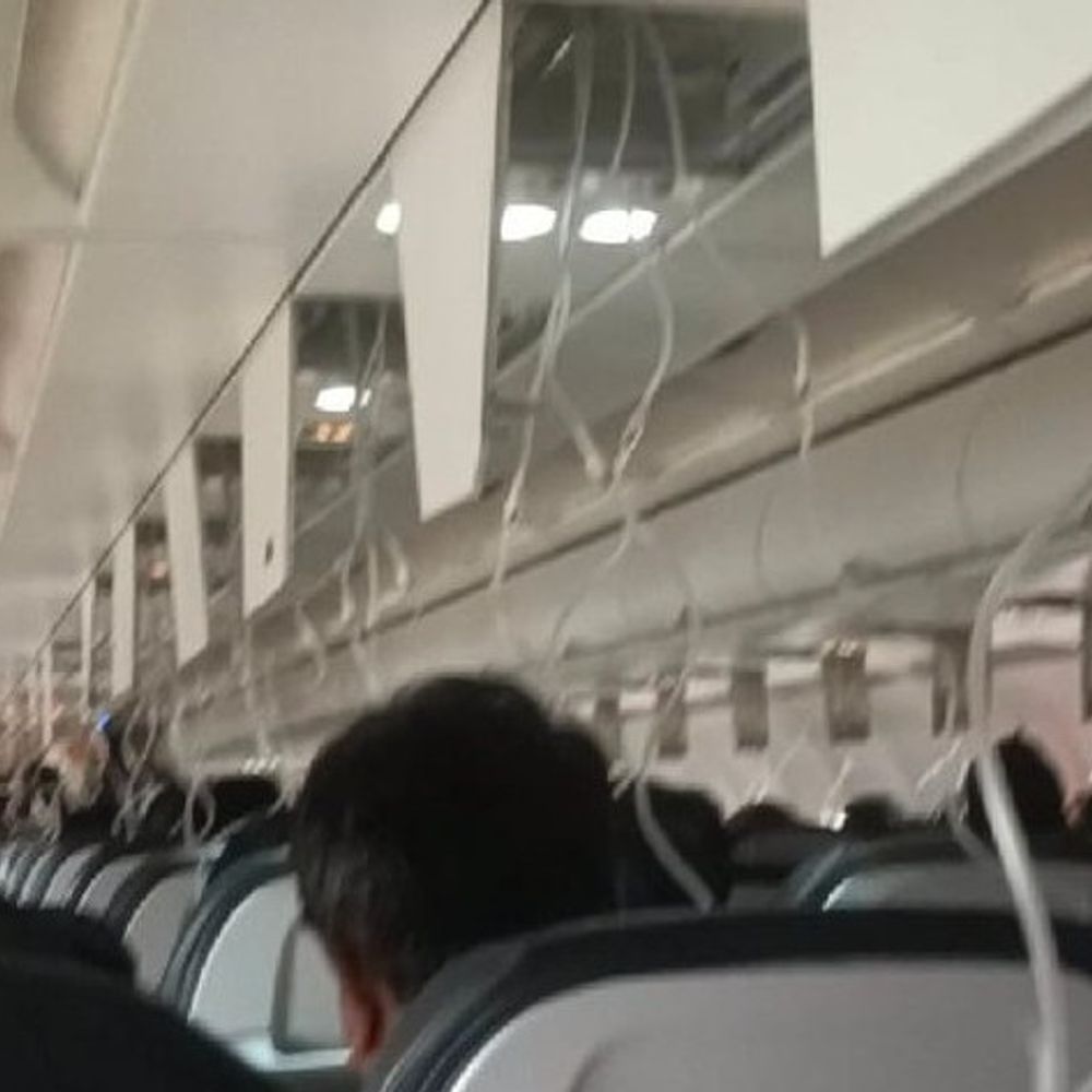 एअर इंडिया फ्लाइट की लखनऊ में इमरजेंसी लैंडिंग:यात्रियों को महसूस हुआ धुआं, ऑक्सीजन मास्क लगाया