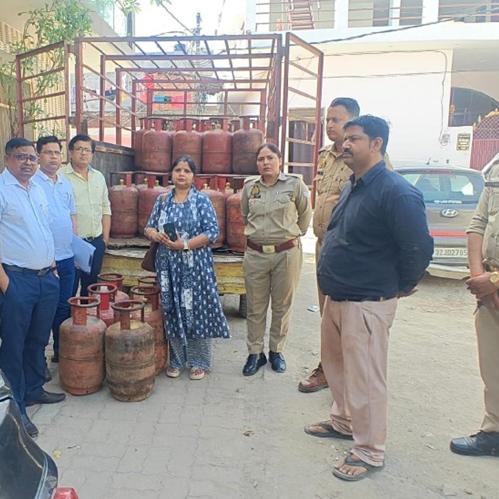 लखनऊ में गैस सिलेंडरों की कालाबाजारी का भंडाफोड़:घर से 40 और वाहन से 12 सिलेंडर बरामद; मुखबिर से मिली थी सूचना