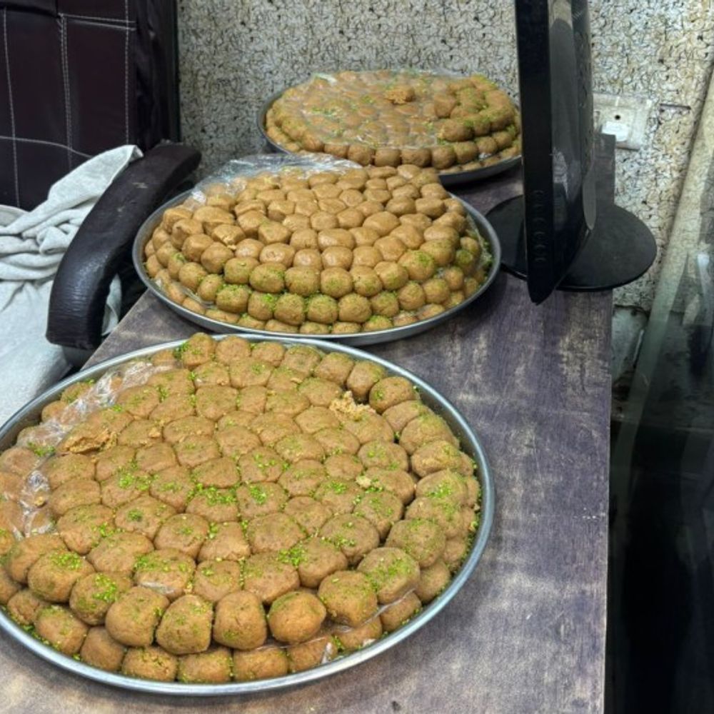 बांके बिहारी के आसपास बिक रहा दूषित पेड़ा:खाद्य विभाग ने की कार्यवाही, 6 कुंतल से ज्यादा पेड़ा फिकवाया