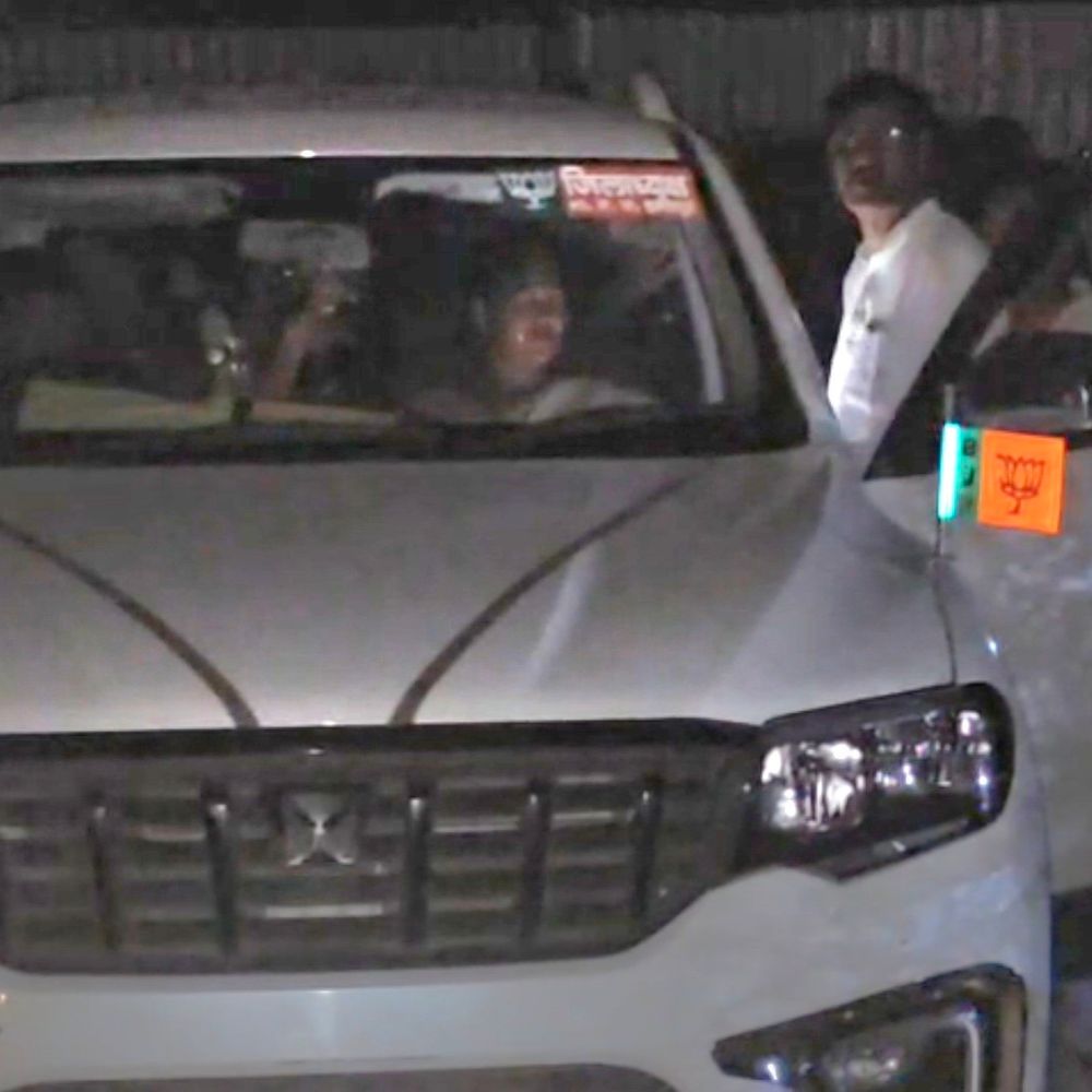 भाजपा जिलाध्यक्ष ने हमीरपुर में पकड़े ओवरलोड मौरंग ट्रक:15 ट्रकों को प्रशासन के हवाले किया, अवैध खनन पर हुई कार्रवाई