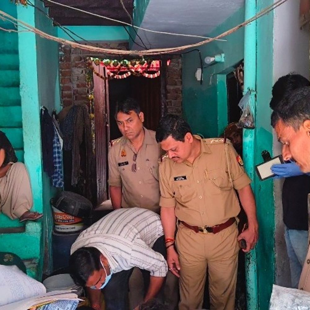 हापुड़ में युवक का शव फंदे पर लटका मिला:घरेलू विवाद के बीच संदिग्ध हालात में मौत, घर में मिला शव