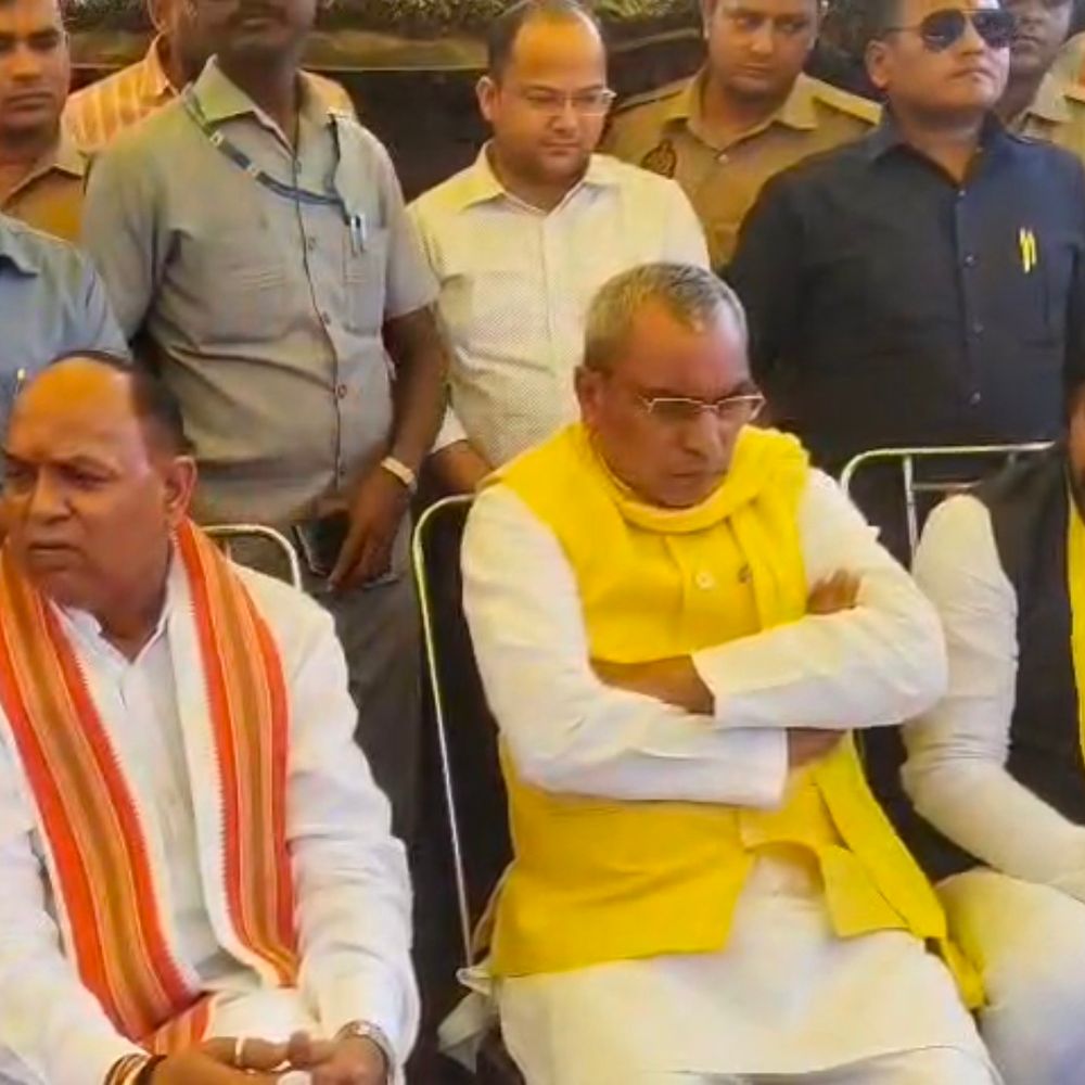 बाराबंकी हत्याकांड: मंत्री ओमप्रकाश राजभर पीड़ित परिवार से मिले:सख्त कार्रवाई का भरोसा दिया, कहा- प्रदेश में कानून का राज है, अपराधी बचेगा नहीं