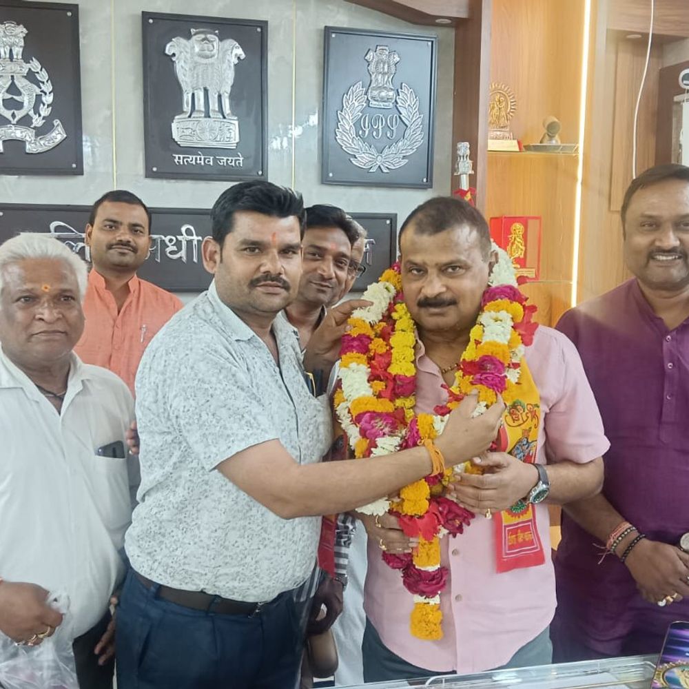 जालौन एसपी डॉ. दुर्गेश कुमार का अयोध्या स्थानांतरण:व्यापार मंडल के जिलाध्यक्ष ने पदाधिकारियों के साथ विदाई दी