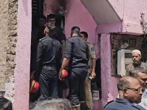 सूरत की बिल्डिंग में आग, 5 की मौत:इनमें चार महिलाएं, एक बच्चा शामिल, घर में रखा था 8 टन साड़ियों का स्टॉक