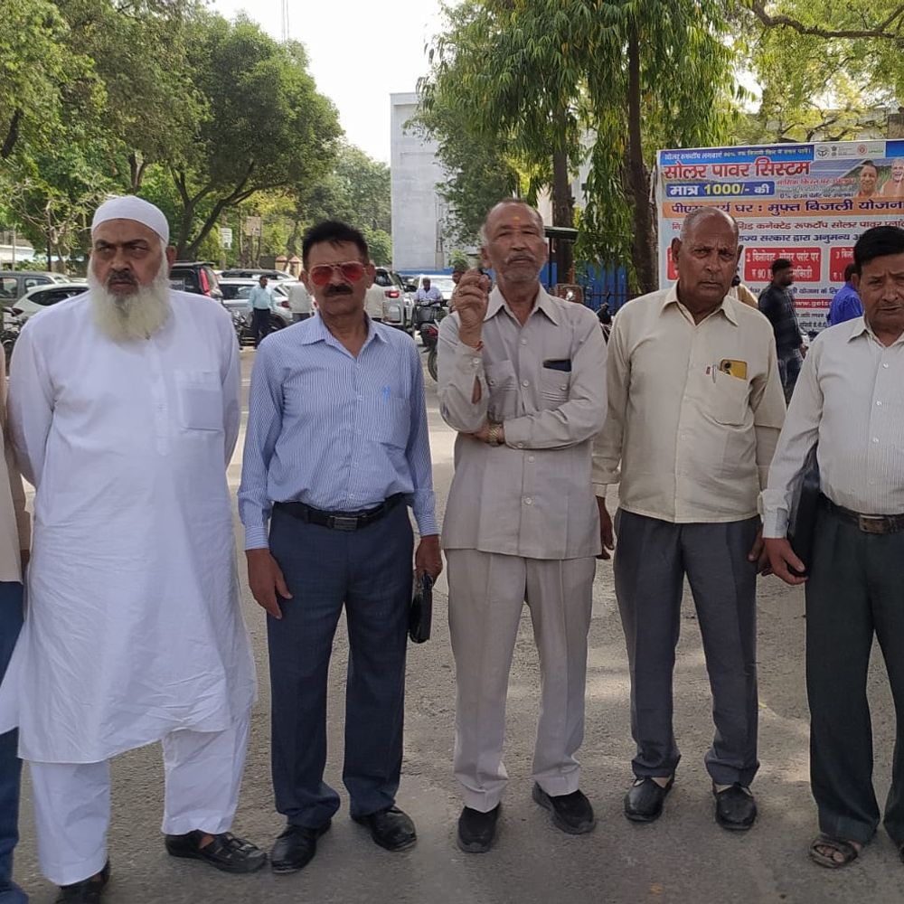 मेरठ में EPS-95 पेंशनर्स का प्रदर्शन:न्यूनतम पेंशन 7500 रुपए और मुफ्त इलाज की मांग, डीएम को सौंपा ज्ञापन