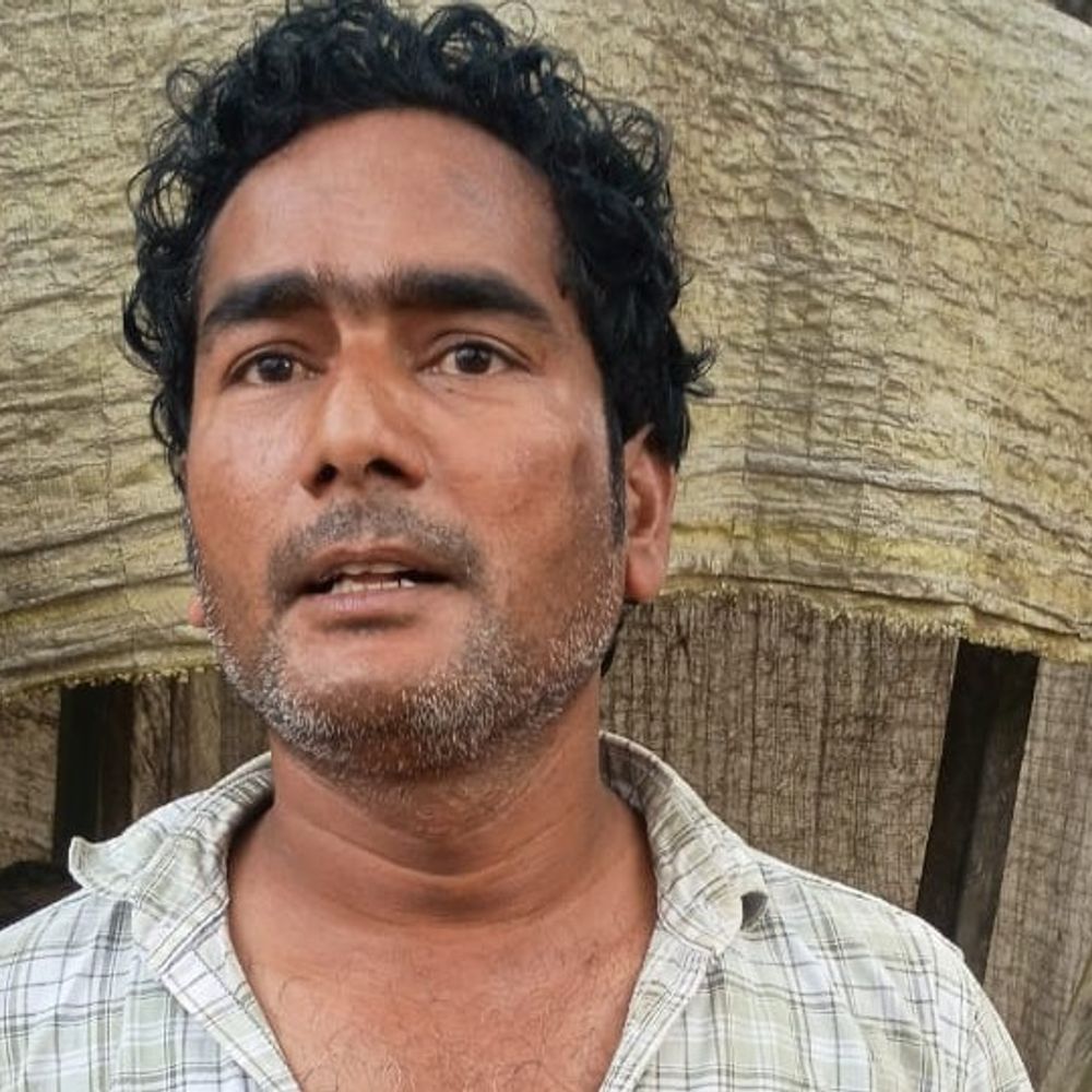 बाइक सवारों ने महिला से 3.5 लाख के जेवर ठगे:देवरिया में कागज में मिट्टी थमाकर हुए फरार, सदमे में रोने लगी महिला