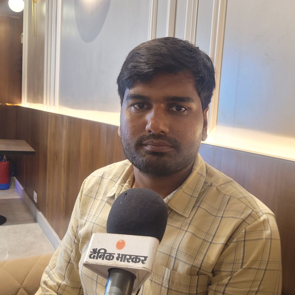 आजमगढ़ के ग्राम पंचायत अधिकारी अनुराग पाण्डेय बने एसडीएम:इंटरव्यू में पूछा गया सवाल, मेरठ में दंगों के कारण कौन शायर शिफ्ट हुआ था भोपाल