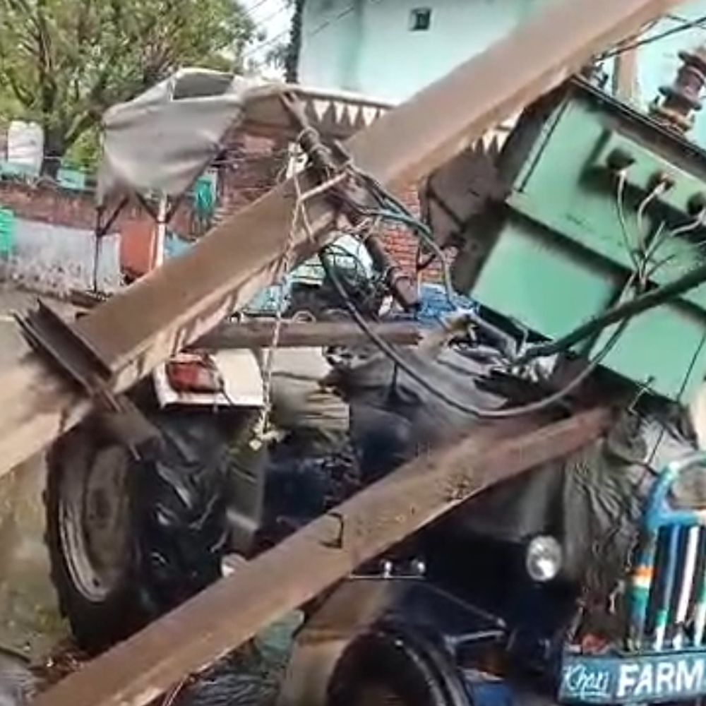 नूंह में खंभे समेत ट्रैक्टर पर गिरा ट्रांसफार्मर:  तेज आंधी-बारिश से हुआ हादसा, लाइनमैन पर पैसे मांगने के आरोप, बिजली आपूर्ति ठप – Nuh News