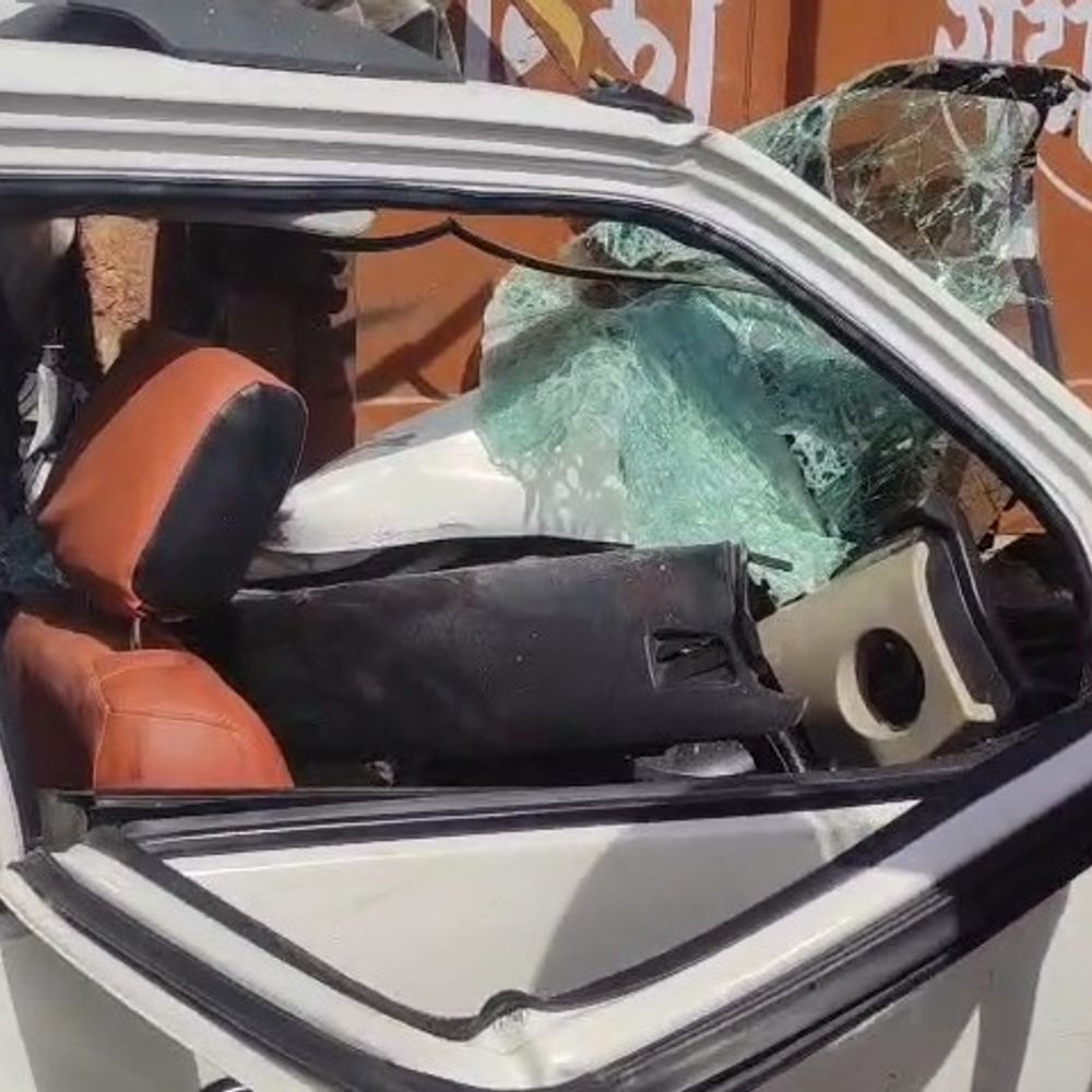 मथुरा में ट्रैक्टर-ट्रॉली में घुसी कार:महिला की मौत, 3 घायल; दर्शन कर लौट रहा था परिवार