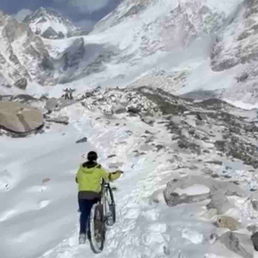 एवरेस्ट पर फतह कर वापस गोरखपुर पहुंची दिव्या:डेढ़ साल से कर रही थी तैयारी, बोलीं- जुनून हो तो हर मंजिल आसान