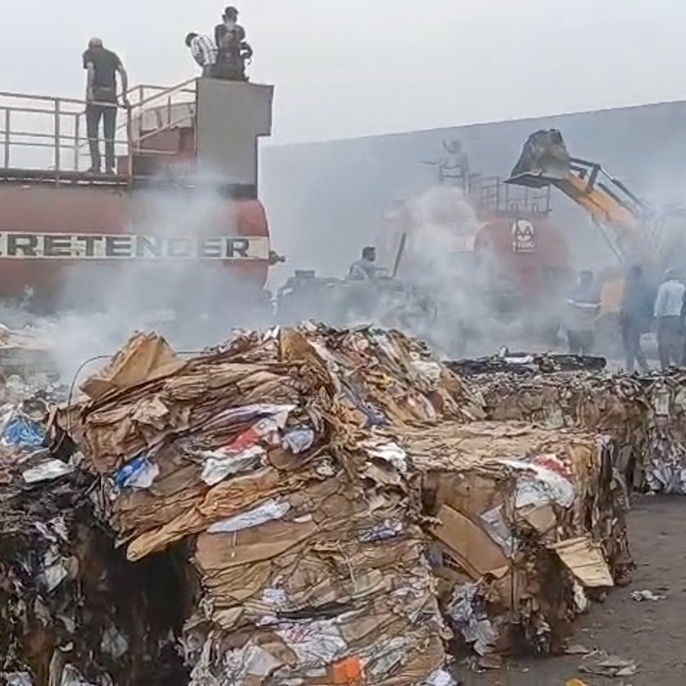 मुजफ्फरनगर के पेपर मिल में लगी आग:वेस्ट पेपर बंडलों में भड़की चिंगारी, फायर ब्रिगेड ने घंटों बाद काबू पाया