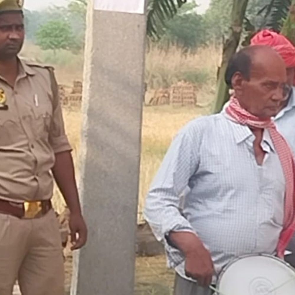 हत्या के फरार आरोपी पर धारा 82 की कार्रवाई शुरू:पुलिस ने घर पर मुनादी कर नोटिस चस्पा किया, लंबे समय से है फरार चल रहा है