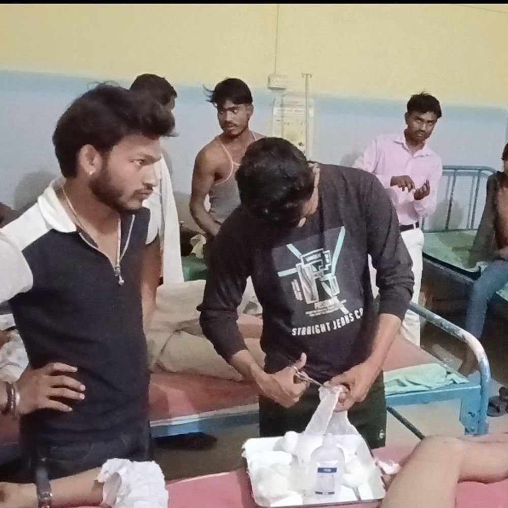 एटा में बाइक सवार कांवड़िए ट्रैक्टर से टकराए:छह घायल, चार हायर सेंटर रेफर किए गए, जल भरने कंपिल जा रहे थे