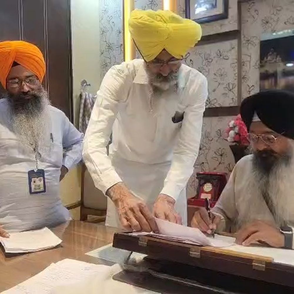 ईरान-इजराइल युद्ध से सिरोपों की आपूर्ति प्रभावित:  ईरान से रूकी केमिकल सप्लाई, अमृतसर के गुरुद्वारों में कमी, ऑर्डर समय पर देना मुश्किल – Amritsar News