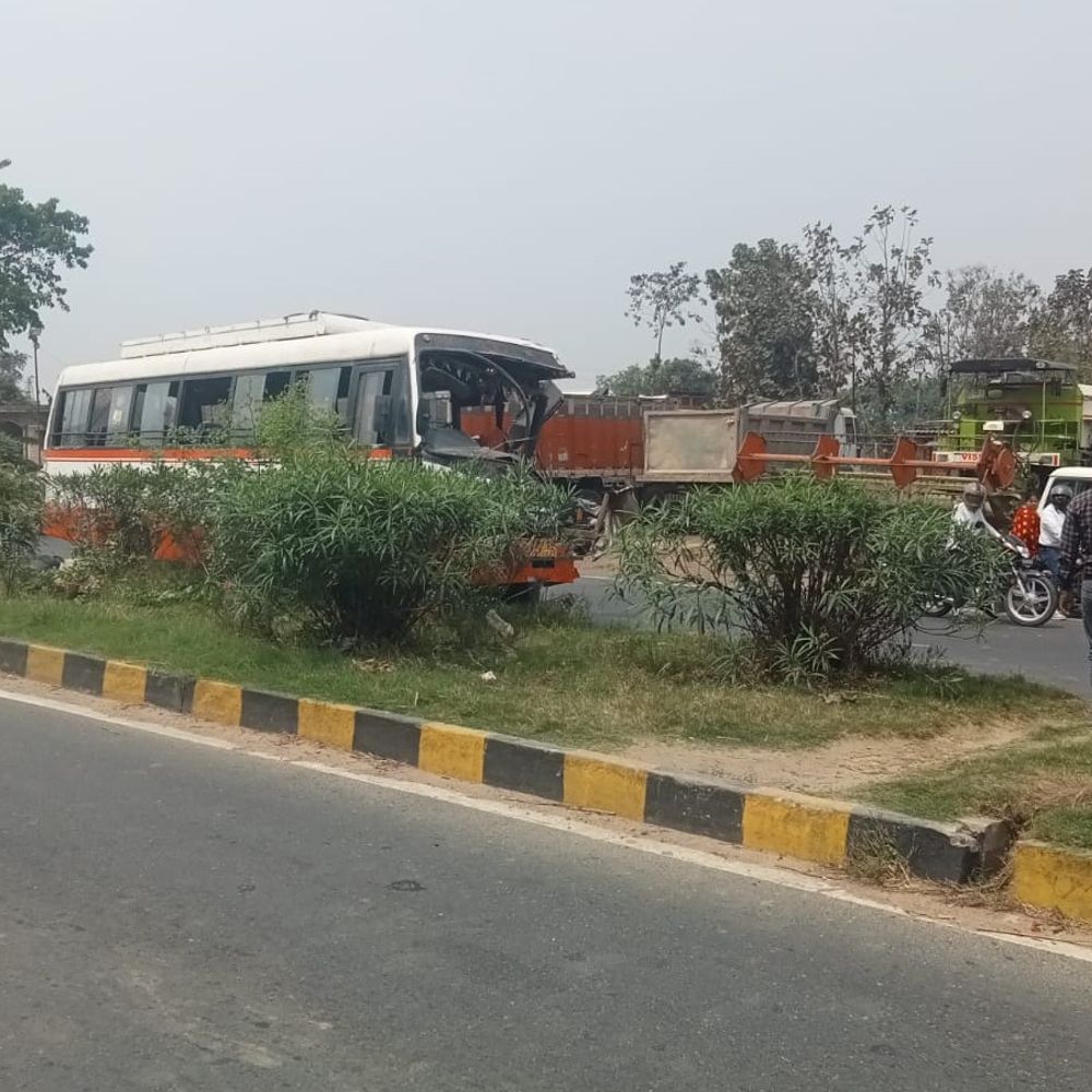 कुशीनगर में बस-ट्रक की टक्कर:दो यात्री गंभीर घायल, अन्य को मामूली चोटें आईं; 20 लोग थे सवार