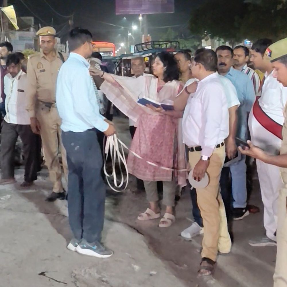 सीतापुर में चौराहों के चौड़ीकरण का अभियान तेज:मंडी पुलिस चौकी सहित कई भवनों पर लगे लाल निशान, दो दिनों की मिली हिदायत