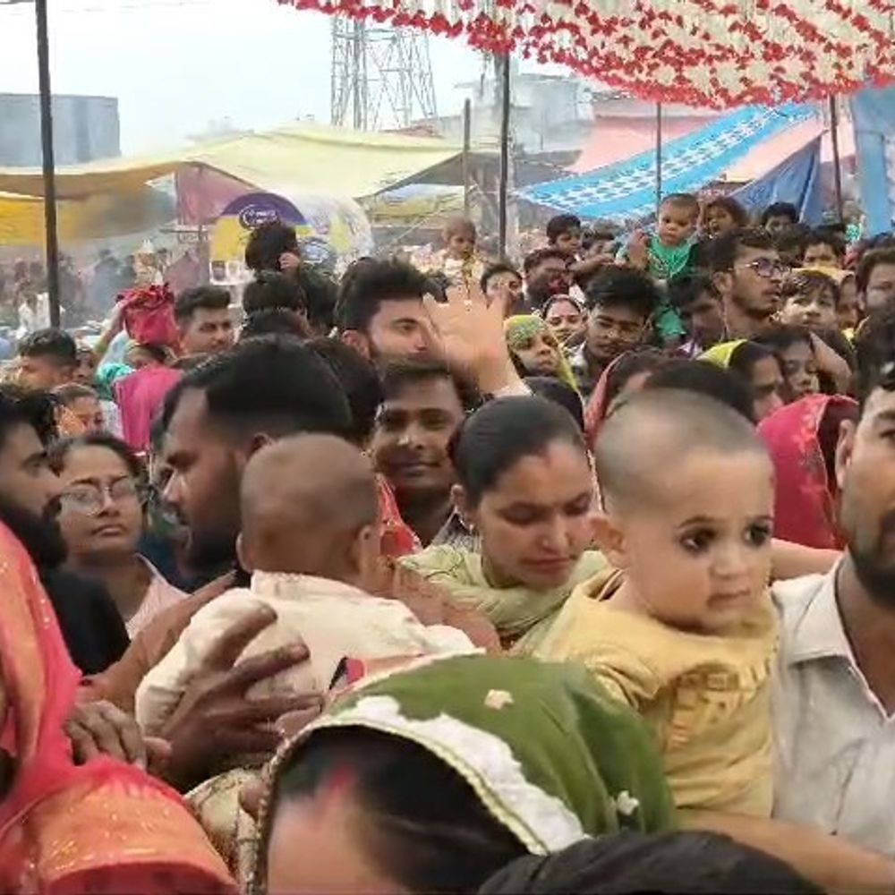 गजरौला के ललिता देवी मंदिर में उमड़ी भक्तों की भीड़:चैत्र माह के चौथे मंगलवार को मेले में पहुंचे श्रद्धालु, लाइन में लगकर दर्शन किए