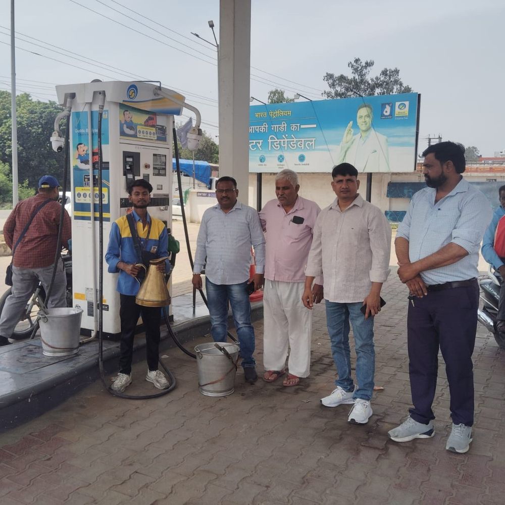 पेट्रोल-डीजल को लेकर अफवाहों के बीच पूर्ति विभाग सक्रिय:पेट्रोल पंपों पर शुरू हुई जांच, NH-58 स्थित उर्मिला एंड ओमकारी पेट्रोल पंप पर छापा