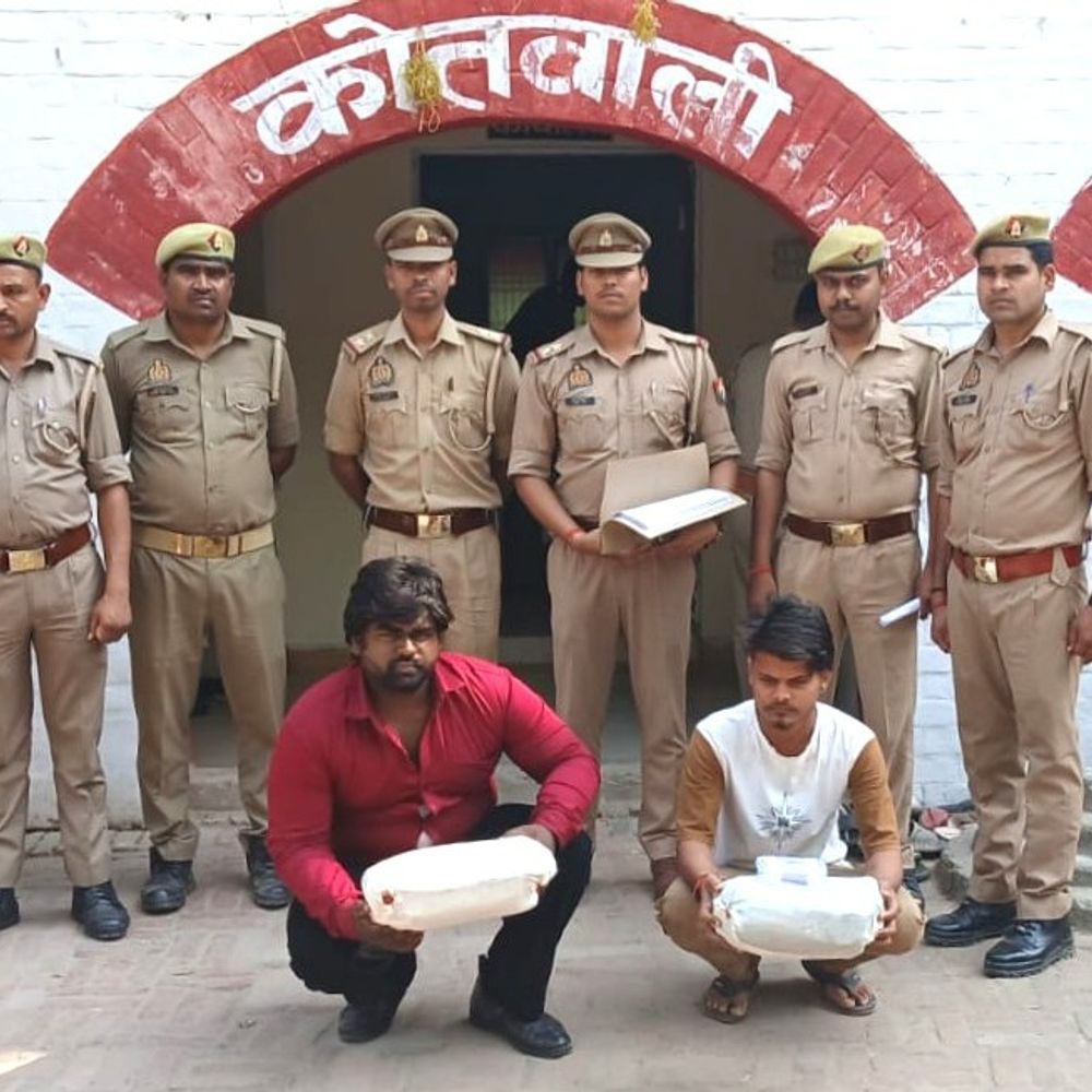 देवरिया में दो गांजा तस्कर गिरफ्तार:पुलिस ने 2.342 किलोग्राम अवैध गांजा बरामद किया