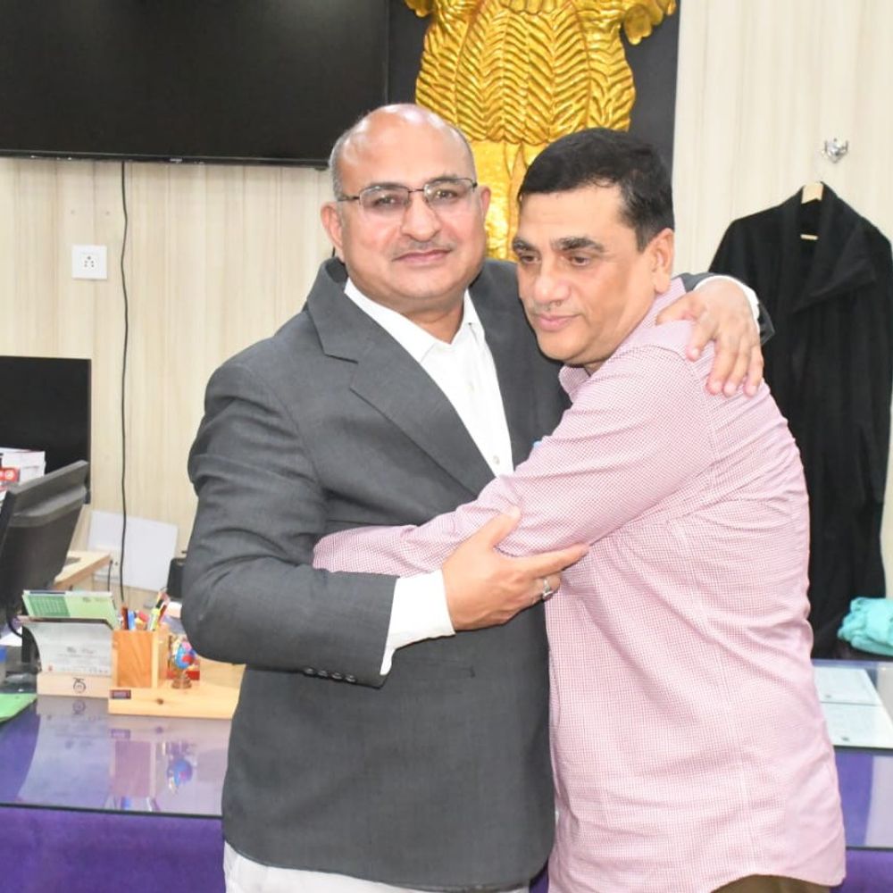 रामपुर SP को जिला जज ने गले लगाकर विदाई दी:भानू देव बोले- विद्यासागर मिश्र के नेतृत्व में शहर की कानून-व्यवस्था मजबूत बनी