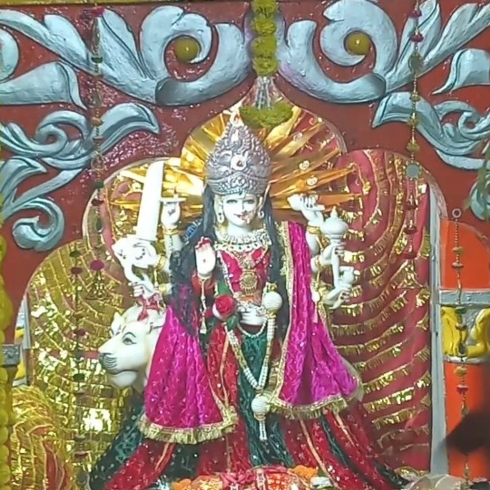 नगर वाली माता मंदिर में विशाल भंडारे का आयोजन:संतकबीर नगर में हजारों श्रद्धालुओं और नेताओं ने देर रात तक प्रसाद ग्रहण किया