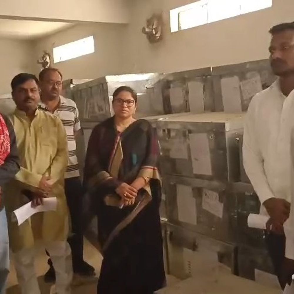 गोंडा में निर्वाचन कार्यों में लापरवाही, दो सफाईकर्मी निलंबित:ईवीएम-वीवीपैट की अनुपयोगी बैटरियों के रखरखाव की थी जिम्मेदारी