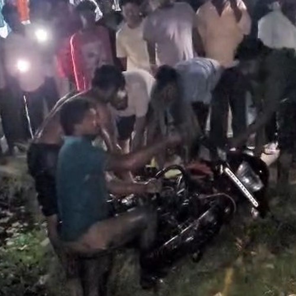 गोंडा-बलरामपुर रोड पर खुले नाले में गिरा युवक:देर रात पुलिस-स्थानीय लोगों ने बचाया, 5 हादसे पहले भी हो चुके