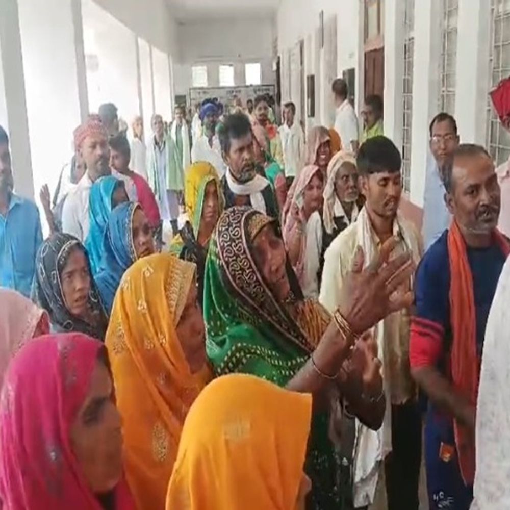 मिर्जापुर में लेखपाल को बंधन बनाने की कोशिश:एसडीएम कोर्ट में भागकर बचाई जान, ग्राम सभा की जमीन पर निर्माण रुकवाने पर तहसील का घेराव