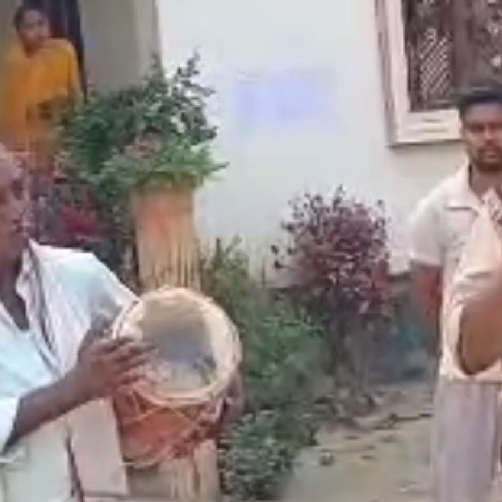 बिहार में दुष्कर्म आरोपी के खिलाफ पुलिस की मुनादी:देवरिया पुलिस ने सिवान में ढोल-नगाड़ों के साथ मुनादी और नोटिस चस्पा किया