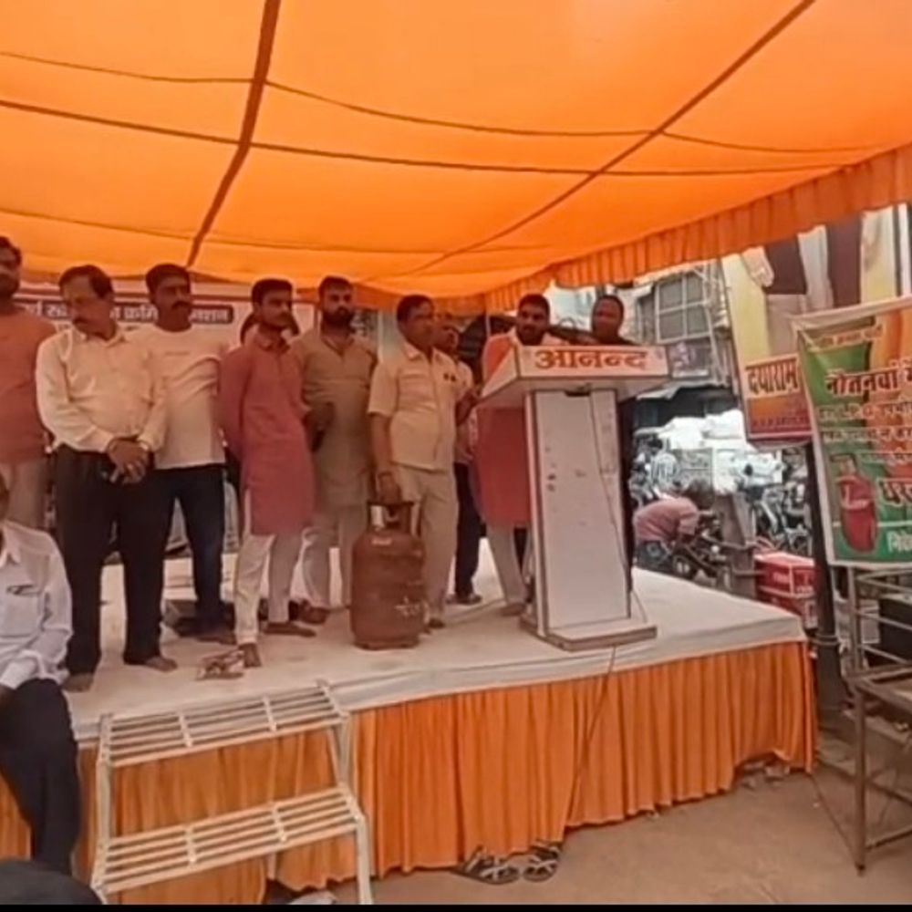 महराजगंज में गैस एजेंसी के खिलाफ भाजपा कार्यकर्ताओं का प्रदर्शन:ओवररेटिंग और होम डिलीवरी बंद होने पर आक्रोश, पुलिस से झड़प