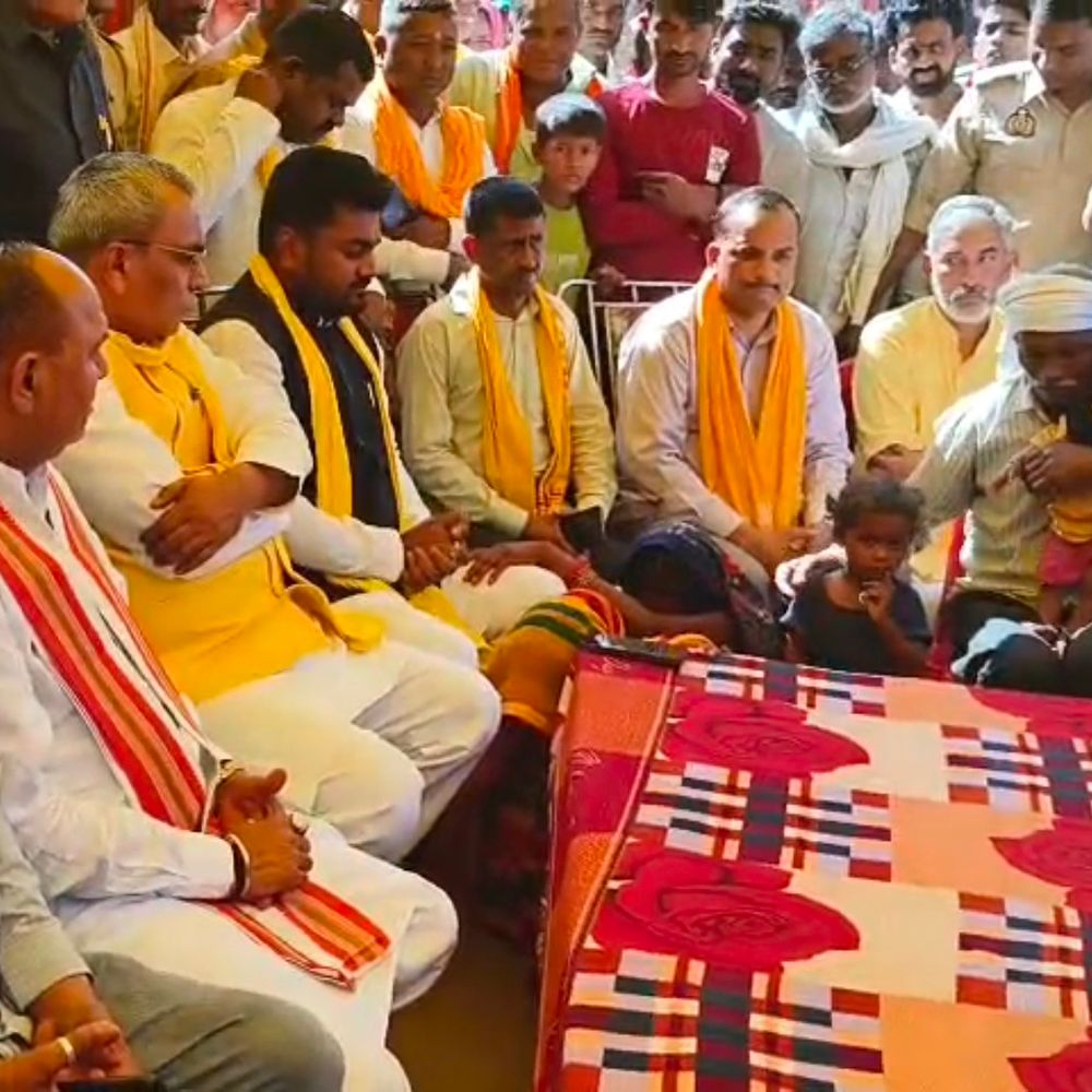 मंत्री ओमप्रकाश राजभर के सामने बिलखती रही पीड़िता:बाराबंकी में पैर पड़कर लगाई गुहार, बबलू राजभर के परिजनों से मिलने पहुंचे थे