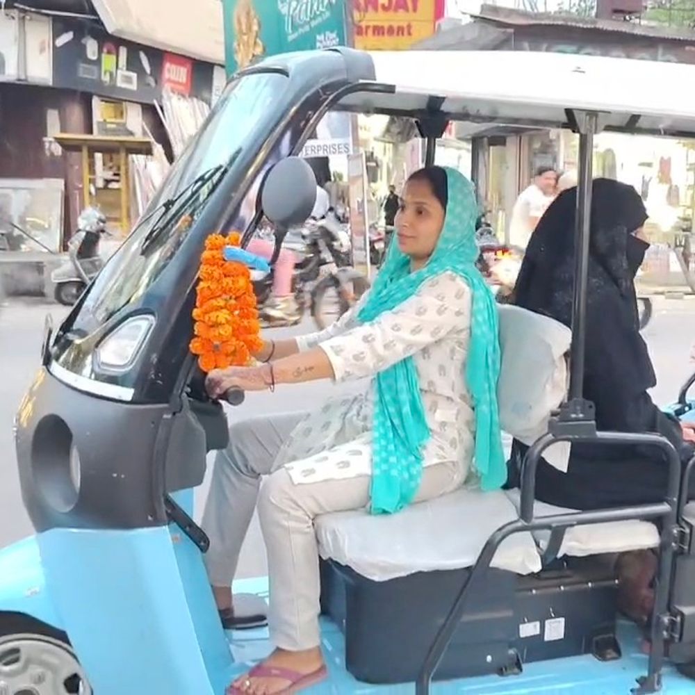 ई-रिक्शा चलाकर फिर खड़ी हुई सिस्टम से हारी सोनिया:छीना गया था रोजगार का सहारा, दो महीने भटकने के बाद मिली मदद, शुरू की नई जिंदगी