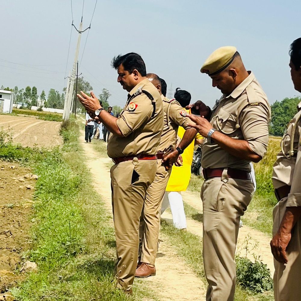 बदायूं में खेत में मिला अज्ञात युवक का शव:गले में फंदा, पैरों पर चोट, हत्या की आशंका, शिनाख्त जारी