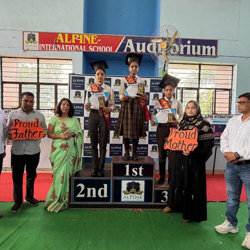 अल्पाइन पब्लिक स्कूल में ग्रेजुएशन डे समारोह:मेधावी छात्रों को माता-पिता संग किया गया सम्मानित, मनमोहक नृत्य प्रस्तुत किया