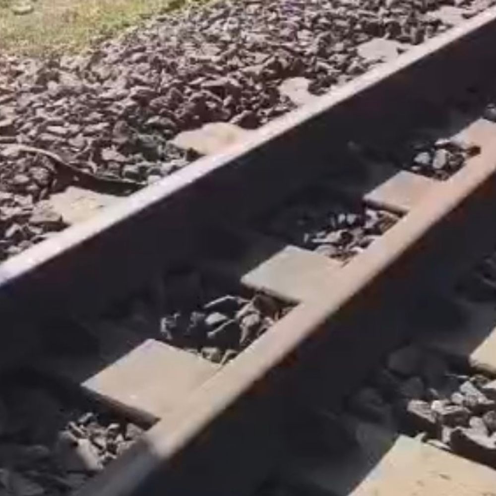 ललितपुर में रेल पटरी पर मिला छात्रा का शव:मामा ने जताई ट्रेन की चपेट में आने की आशंका, जांच जारी