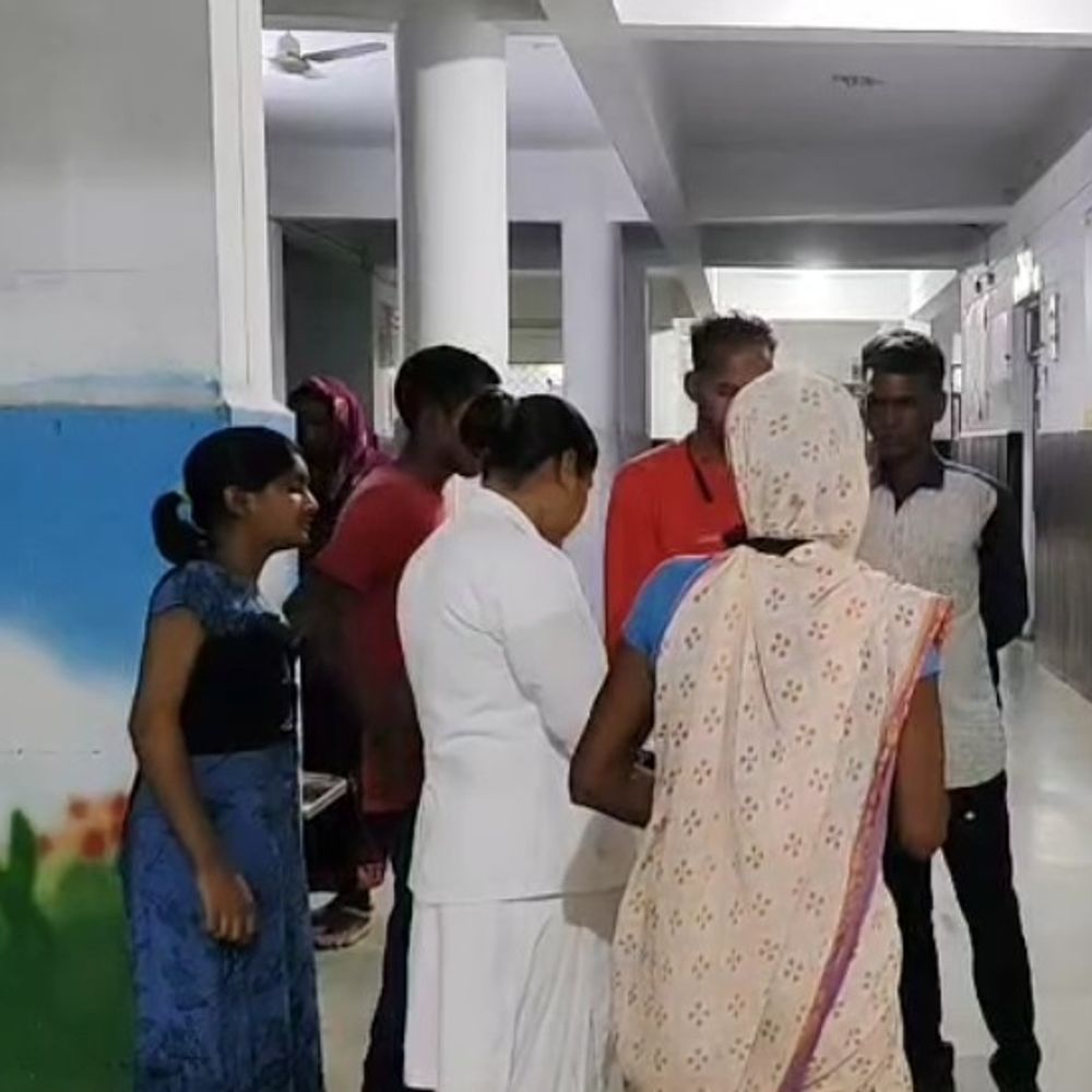 सिवनी में वाहन ने बाइक को टक्कर मारी:सड़क किनारे खड़े दंपती घायल, चालक मौके से फरार