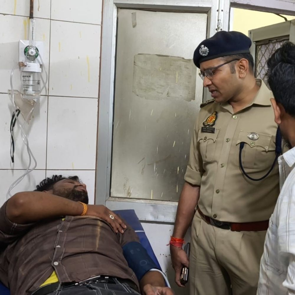 गोंडा में 25 हजार के इनामी लुटेरे का हाफ एनकाउंटर:पैर में लगी गोली, गैंग बनाकर महिलाओं को लूटता था, नकदी और बाइक बरामद