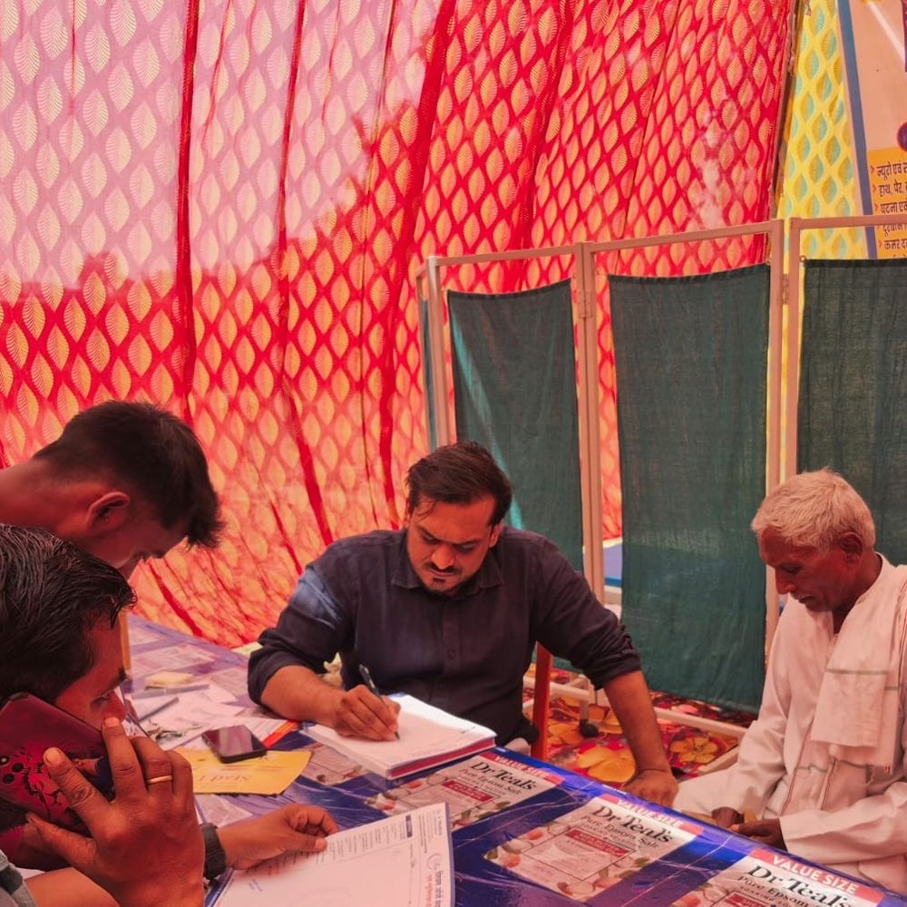 अंबेडकरनगर में निशुल्क स्वास्थ्य शिविर, 573 मरीजों को लाभ:हड्डी व जोड़ संबंधी समस्याओं का किया उपचार, दवाएं भी दीं